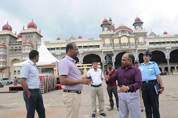 ಗಣರಾಜ್ಯೋತ್ಸವ ಪೆರೇಡ್ ಮಾದರಿಯಲ್ಲಿ ದಸರಾ: ಸ್ಥಳ ಪರಿಶೀಲನೆ ನಡೆಸಿದ ವಾಯುದಳದ ಅಧಿಕಾರಿಗಳು